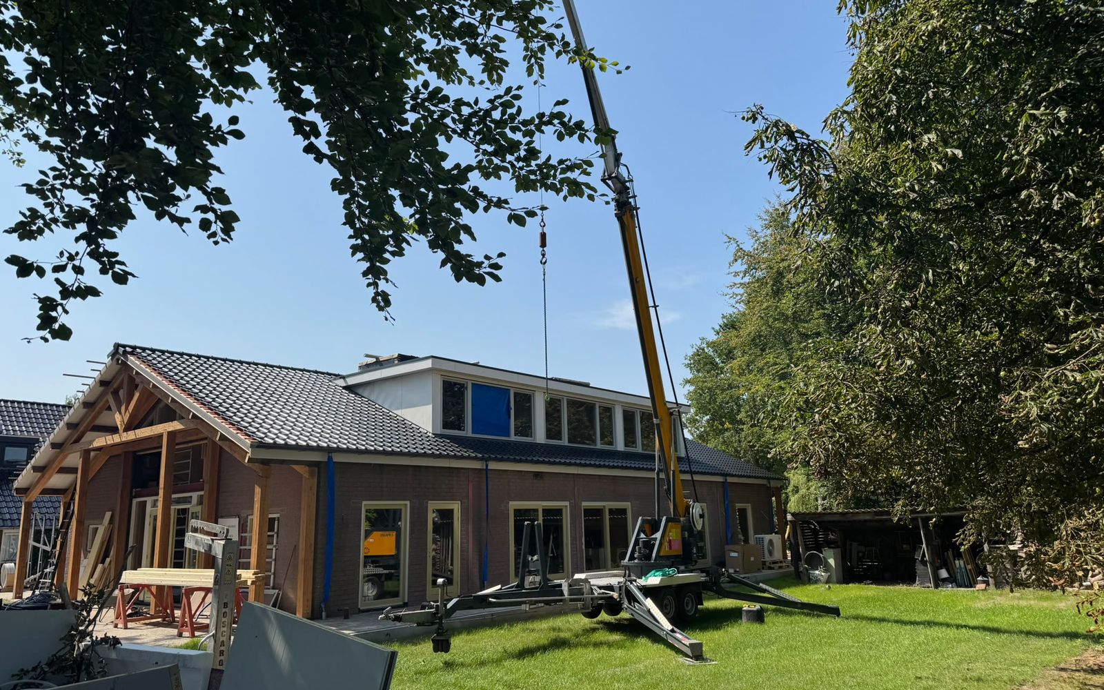 Kraan boven de daken