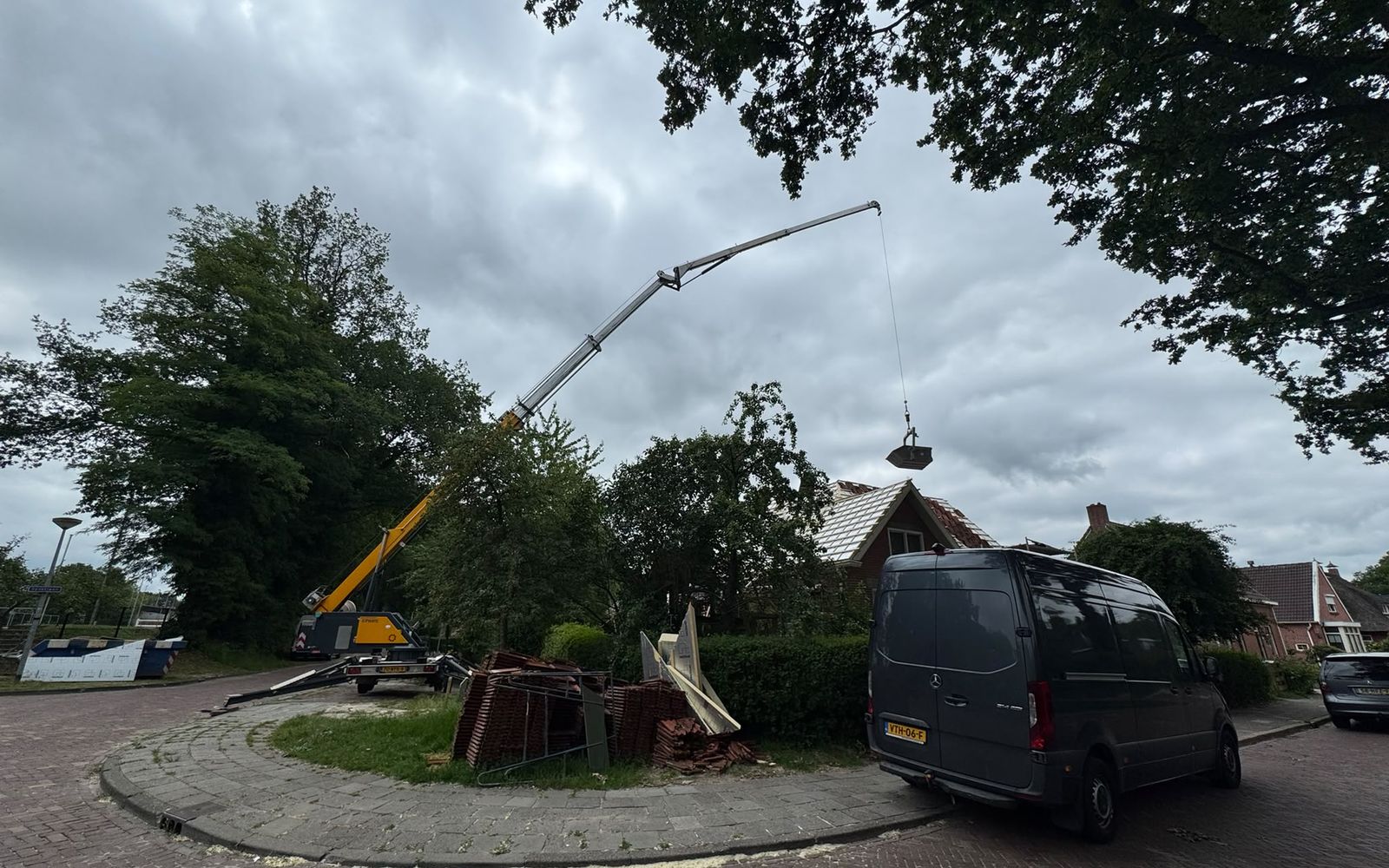 Kraan op locatie met bus