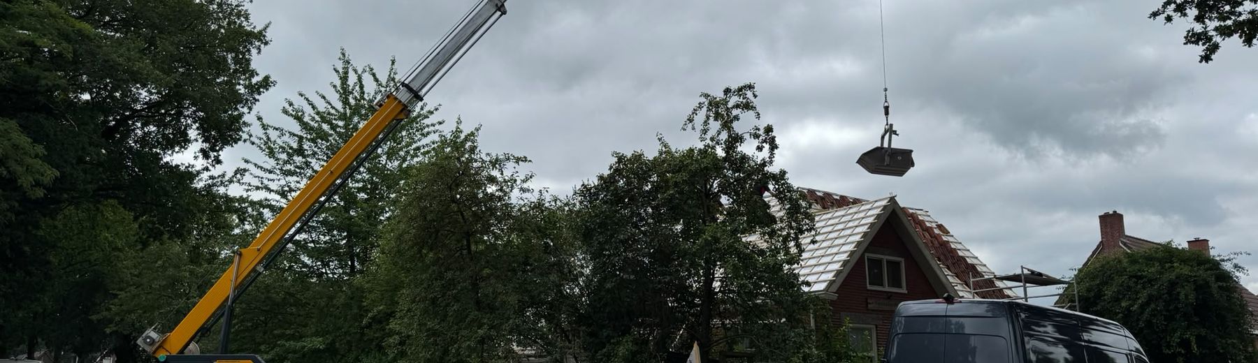 Aluminium dakdekkerskraan aan het werk op locatie