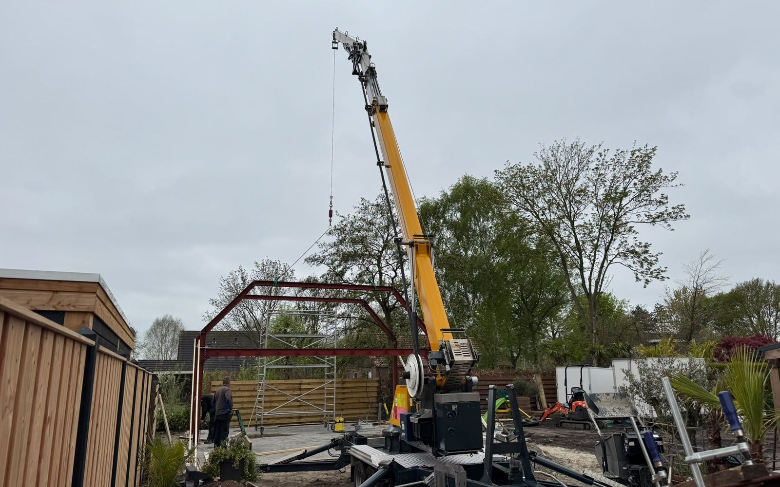 Materiaal het dak op hijsen